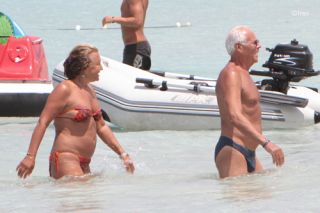 Fotos Armani ense�a el trasero en Formentera width=