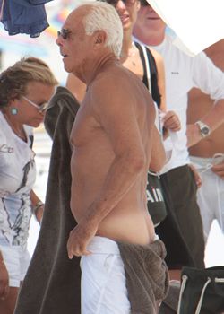 Armani ense�a el trasero en Formentera