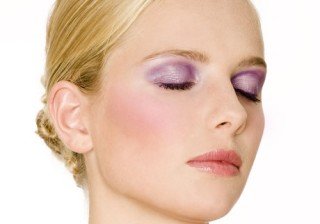 Maquillaje en púrpura orquídea radiante