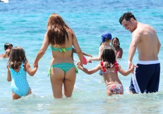 Paula Echevarría en bikini, luce trasero con David Bustamante y su hija Daniella en Ibiza