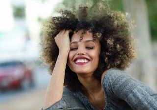 ¡El pelo afro arrasa! Descubre cómo cuidarlo y lucirlo con estilo