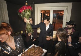 El fiestón de Andrés Velencoso por su 40 cumpleaños con Hiba Abouk, Mónica Cruz y Patricia Conde