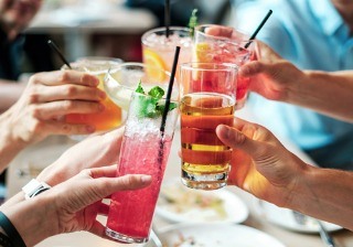 Los alimentos y bebidas que previenen y combaten la resaca