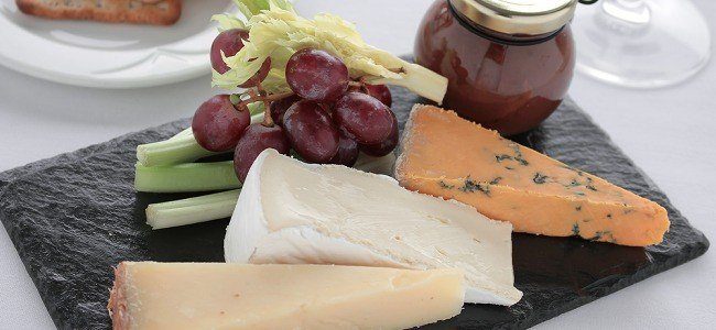 Cómo preparar la tabla de quesos perfecta y los mejores trucos para conservar el queso