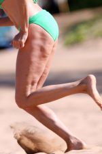 Teri Hatcher con bikini verde, luce celulitis en Hawaii