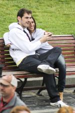Iker Casillas y Sara Carbonero sonrientes sentados en un banco