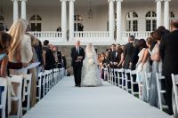 Bill Clinton lleva a su hija Chelsea hacia el altar