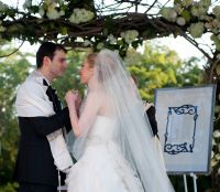 Chelsea Clinton y su novio Marc Mezvinsky en la ceremonia de su boda