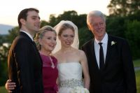 Chelsea Clinton y Marc Mezvinsky junto a Bill y Hilary Clinton, padres de la novia