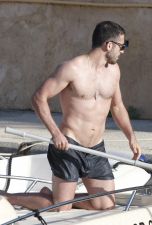 Miguel �ngel Silvestre con ba�ador negro en el barco