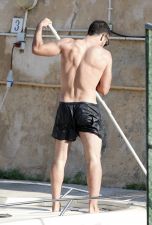 Miguel �ngel Silvestre de espaldas con ba�ador negro
