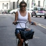 Elisabetta Canalis montando en bicicleta en Mil�n