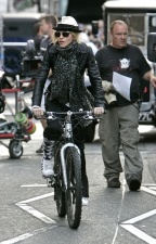 Madonna monta en bicicleta en Londres