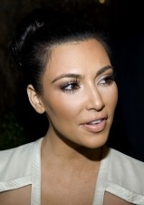 Kim Kardashian con pesta�as postizas