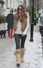 Elle Macpherson con chaleco de piel en Londres