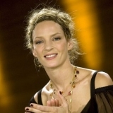 Uma Thurman con joyas de oro combinadas con piedras