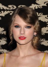 Taylor Swift tiene una mirada felina