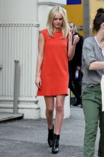 Kate Bosworth con su vestido naranja