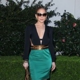 Jennifer L�pez vestida con un vestido bicolor
