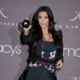 Kim Kardashian se apunta a las faldas altas de cintura