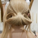 Primer paso en la colocaci�n de la mantilla y peineta espa�olas