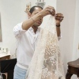 Tercer paso en la colocaci�n de la mantilla y peineta espa�olas