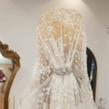 Cuarto paso en la colocaci�n de la mantilla y peineta espa�olas