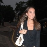 Catalina con un look muy hippie