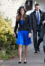 Catalina con un vestido azul Klein
