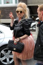 Lady Gaga sigue llamando la atenci�n cuando pasea por la calle