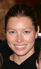 Jessica Biel muy sonriente y sin maquillar
