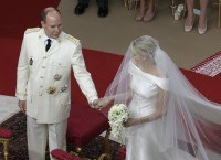 El Pr�ncipe Alberto II espera en el altar a la Princesa Charlene
