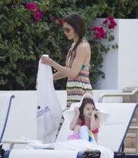 Katie Holmes, con coleta a un lado
