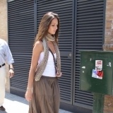 Eva Gonz�lez consigue un look casual con su falda larga