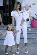 La Princesa Letizia muy sonriente con sus hijas, en Mallorca