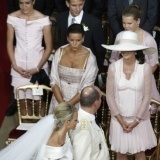 La Princesa Charlene, con ramo en forma de cascada