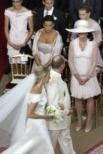 La Princesa Charlene, con ramo en forma de cascada