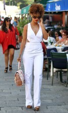 Rihanna, con mono blanco