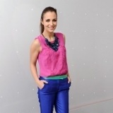 Paula Echevarr�a, con blusa rosa y pantal�n azul el�ctrico