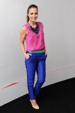 Paula Echevarr�a, con blusa rosa y pantal�n azul el�ctrico