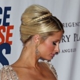 Paris Hilton completa su recogido con una trenza