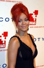 Rihanna deja el flequillo fuera del recogido