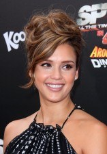 Jessica Alba deslumbra con su peinado