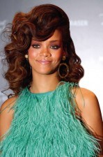 Rihanna juega en su pelo con los colores