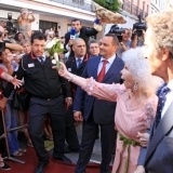 Do�a Cayetana de Alba, dispuesta a tirar su ramo de flores