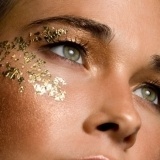 El maquillaje dorado es muy favorecedor