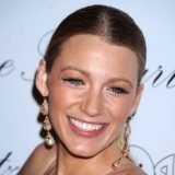 Blake Lively con maquillaje en tonos dorados