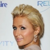 Paris Hilton con maquillaje en tonos dorados