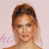 Bar Refaeli con maquillaje en tonos dorados