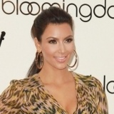 Kim Kardashian elige un maquillaje en tonos dorados